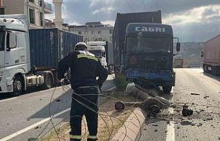 Kontrolden çıkan tır elektrik direğini devirdi