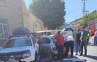 Kontrolü kaybolan minibüs önce araçlara sonra...