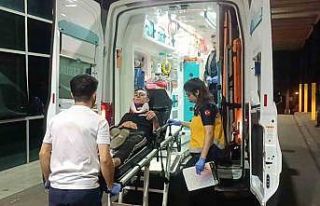 Kontrolünü kaybeden motokurye yere savrularak yaralandı