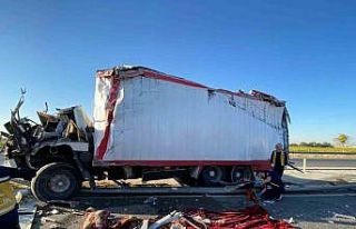 Konya’da kamyon bariyerlere çarptı: 1 ölü, 1...