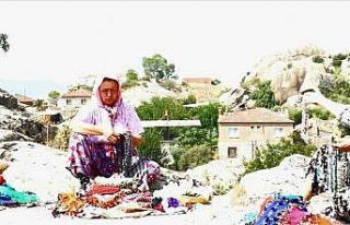 Köylü kadınlar, hem rehberlik hem de ticaret yapıyorlar