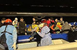 Kucağındaki çocuklarla Yunanistan’a geçerlerken...