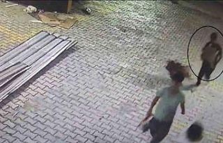 Kuruyemiş dükkanına giren acemi hırsızlar kucaklarında...