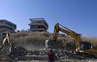 Kuşadası Belediyesi kaçak yapılaşmaya geçit...