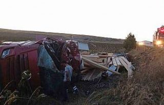 Kütahya’da kereste yüklü kamyon devrildi: 1 ölü