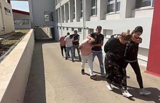 Lüks otomobilden 1 kilogram 950 gram esrar çıktı,...