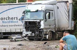 Makaslayan tırın sürücüsü çarptığı ağaca...