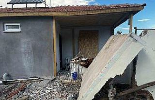 Malatya’da ağır hasarlı binanın duvarı çöktü:...