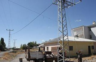 Malazgirt’te elektrik direkleri yenileniyor