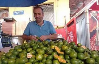 Mandalina Aydın’daki semt pazarındaki tezgahlarda...