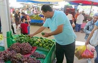 Mandalina Muğla’daki semt pazarındaki tezgahlarda...