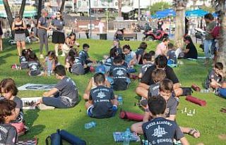 Marmaris’te çocuklar sokakta satranç oynadı