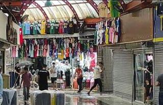 Marmaris’te sağanak yağış sonrası kapalı çarşıyı...