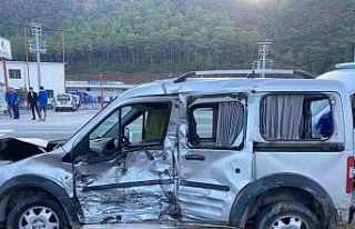 Marmaris’te ticari araç ile personel servisi çarpıştı:...