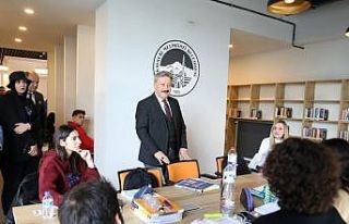 Melikgazi’de gençlerin bilgi yolculuğundaki rehberi:...