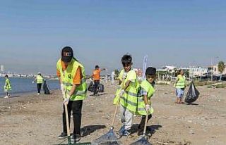 Mersin’de Karaduvar sahilinde temizlik çalışması...