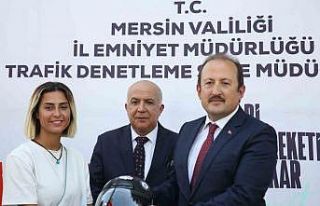 Mersin’de motosiklet sürücülerine kask dağıtıldı