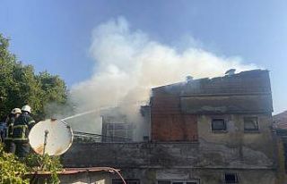 Metruk evin çatısında çıkan yangın söndürüldü