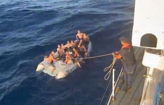 Motor arızalanınca denizde sürüklendiler