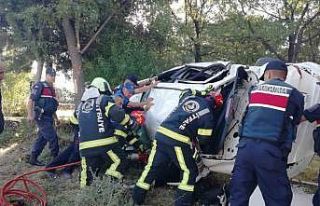 Motosiklet ile çarpışan otomobil mezarlığa uçtu:...