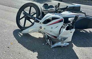 Motosiklet ile minibüs çarpıştı: 1 ağır yaralı