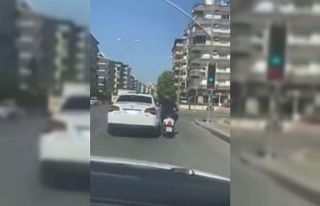 Motosiklet sürücüsünün tehlikeli yolculuğu kameraya...