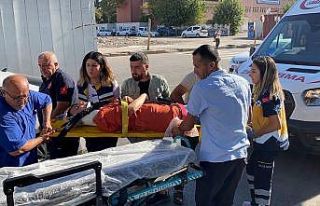 Motosiklet yayaya çarptı: 2 yaralı