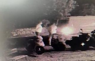 Motosikleti kamyonete yükleyip götürdü