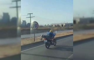 Motosikleti yatarak kullandı, yürekli ağza getirdi