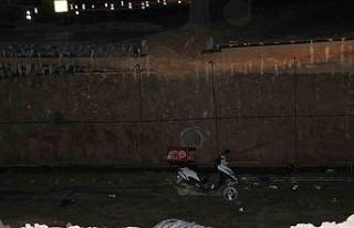 Motosikletli kurye ölümden döndü, 4 metrelik çukura...