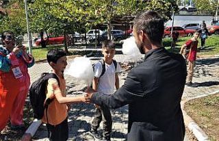 Muhtar adayı, pamuk şeker ve balon dağıtarak öğrencileri...