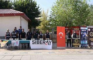 Muş polisi kurduğu stantta vatandaşlara dolandırıcılıktaki...