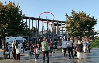 Müze korkuluklarında can pazarı, aşağıda canlı...