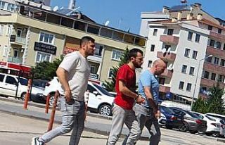 Oda arkadaşını sokakta sırtından bıçaklayan...