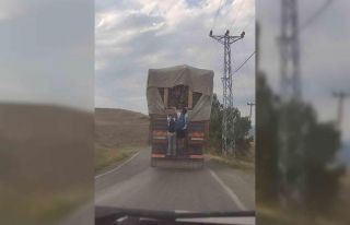 Odun yüklü kamyonun arkasında çocukların tehlikeli...