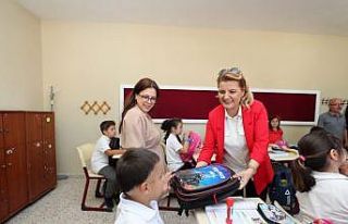 Öğrencilere sırt çantası ve kırtasiye seti hediye...