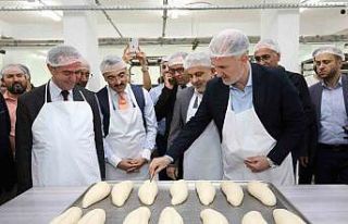 Öğrencilerin ürettiği ekmekler 4 liradan vatandaşla...