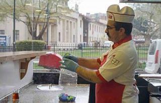 Okuduğu haberden etkilenerek mavi kapak biriktirmeye...