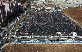 Okul öncesinde uçurtma şenliğine katılan çocuklar...