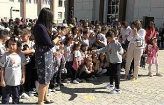 Okulun açılışını öğretmeniyle karşılıklı...