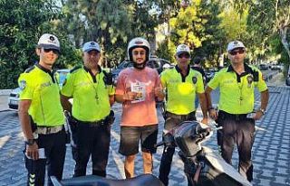 Önce ceza kesildi sonra kask hediye edildi