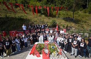 Ordulu öğrenciler şehit Eren Bülbül’ün mezarını...