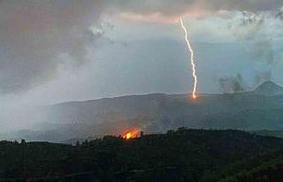 Ormanda yangına sebep olan yıldırımın düştüğü...
