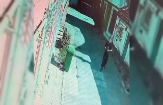 Örümcek adam gibi tırmandığı balkondan kıyafet...