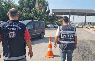 Osmaniye’de 17 düzensiz göçmen 3 organizatör...