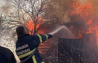 Otluk alanda çıkan yangında garaj ve baraka kül...