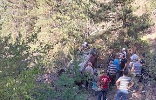 Otomobil 30 metre uçurumdan yuvarlandı: 4 yaralı