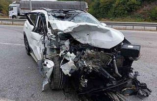 Otomobil akaryakıt tankerine çarptı: 1 ölü, 1...