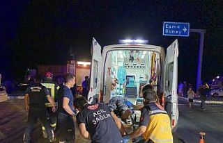 Otomobil canlı tavuk yüklü tıra çarptı: 2’si...