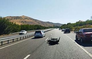 Otomobil ile çarpışan motosikletin sürücüsü...